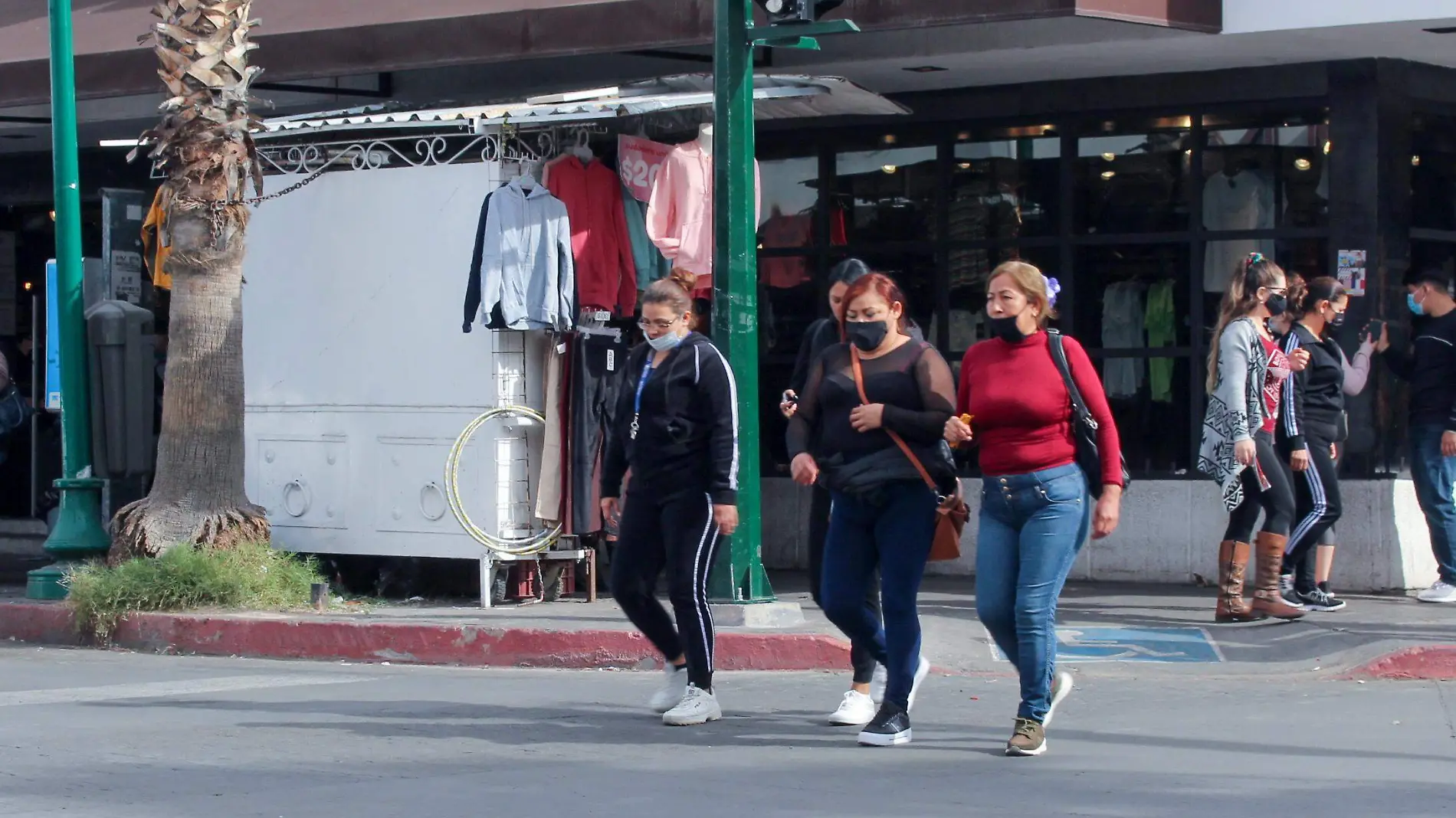 Mujeres en la calle cubrebocas - MIke Acosta (13)